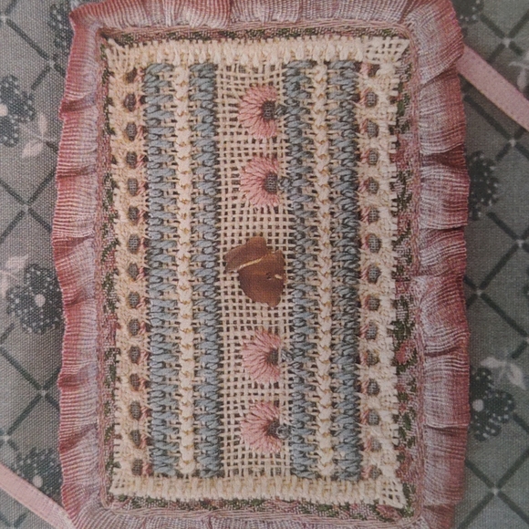 Just CrossStitch Magazine April 1999 - Picture 13 of 14